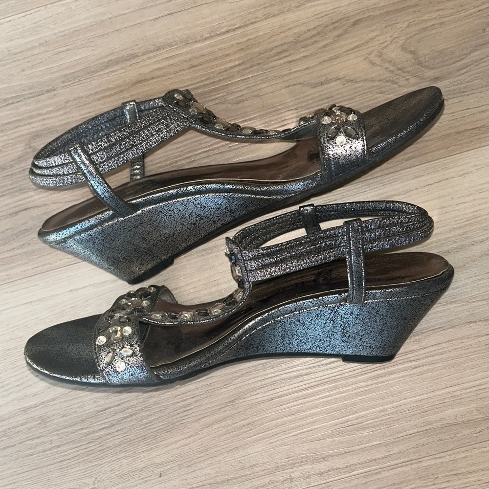 New York Transit Wedge Heel 8M Strappy Sandals Metallic Rhinestones Slip On Glam - Picture 7 of 8